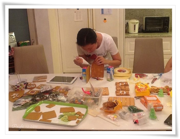20111219_GingerBreadHouse_13
